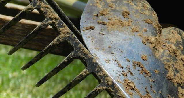 Metal-Rake-Tool-Dirt-Lawn-Core-Aeration